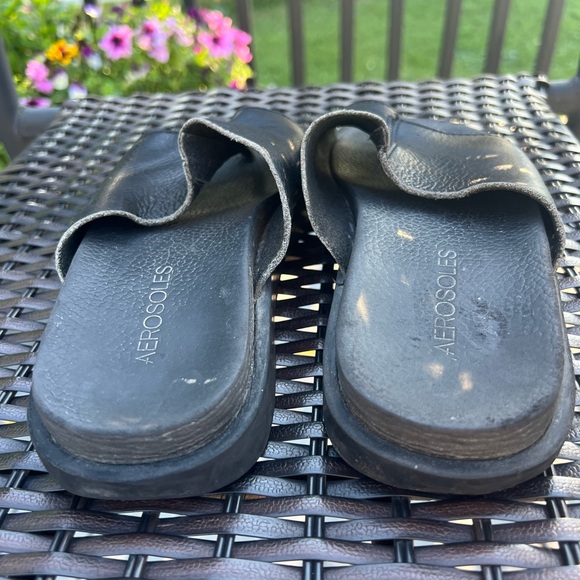 Aerosoles black leather sandal with toe ring. Size not on shoe but I wear a 7. - Picture 2 of 3